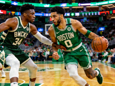 凯尔特人队塔图姆与雄鹿队字母哥在NBA东部榜首大战中对位的画面
