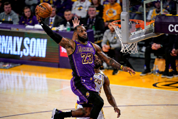 洛杉矶湖人队詹姆斯在NBA比赛中突破上篮的比赛画面